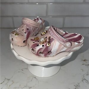 CROCS Kids' Pink, Maroon and White Marble Clogs with 4 charms